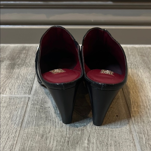 Brighton Black Romeo patent leather mules with silver medallion accent, size 7.5 - Picture 4 of 14